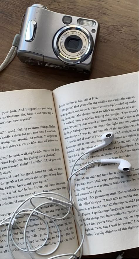 Wearing Earphones Aesthetic, Book With Earphones Aesthetic, Book And Earphone Aesthetic, Apple Wired Earphones Aesthetic, Book With Headphones Aesthetic, Nurai Core, Music Aesthetic Earphones, Jacinta Core, Girl With Earphones Aesthetic