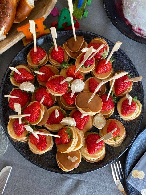 mini pancakes w strawberries Birthday Pancakes, Strawberry Bowl, Mini Pancakes, Birthday Week, Mini Mouse, Brunch Ideas, Toddler Birthday, 40th Birthday, Food For Thought