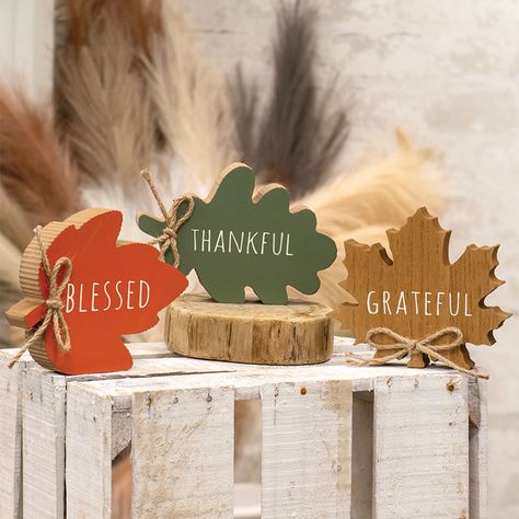 Wooden Leaves Decor, Wooden Leaves Crafts, Fall Wood Pumpkins, Thanksgiving Wood Decor, Fall Signs Wooden Diy, Thanksgiving Wood Crafts, Table Riser, Deco Halloween, Fall Party Decorations