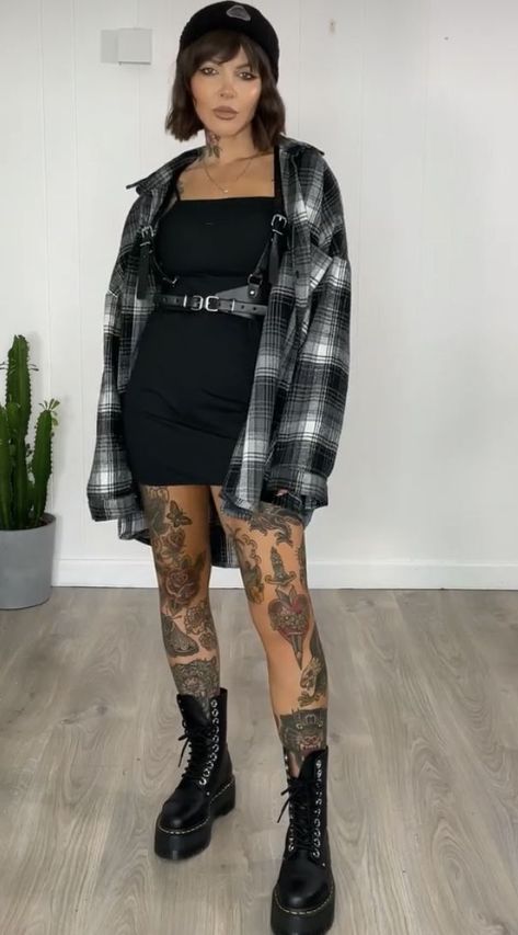 Harness Outfit Casual Plus Size, Nashville Outfits Goth, Alternative Gig Outfit, Alt Harness Outfits, Casual Harness Outfit, Harness Outfit Summer, Edgy Fashion 2023, Tattoo Artist Style Clothing, Casual Summer Goth Outfits