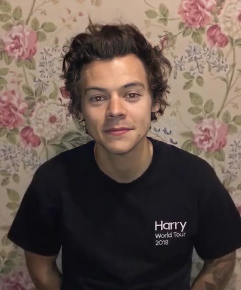 Harry Styles Cute, Harry Styles Wallpaper, Family Show, Harry Styles Pictures, Harry Styles Photos, Mr Style, Treat People With Kindness, Harry Edward Styles, Edward Styles