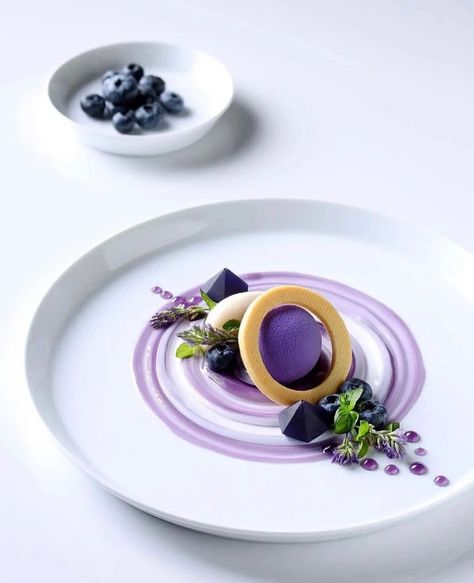 @gastronomischool • Instagram fotografije i videozapisi Lavender Mousse, Gourmet Desserts Presentation, Gourmet Plating, Deconstructed Food, Fine Dining Plating, Food Presentation Plates, Decorating Food, Fine Dining Desserts, Food Plating Techniques