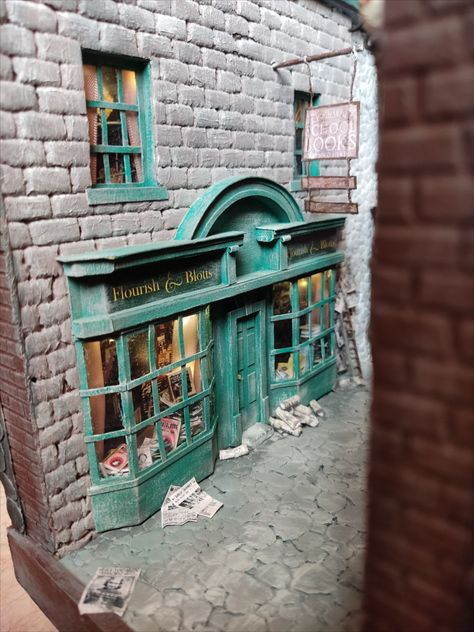 Flourish & Blotts, Miniature Booknook, Flourish And Blotts, Harry Potter Book Nook, Harry Potter Halloween Decorations, Harry Potter Dolls, Harry Potter Miniatures, Miniature Cottage, Painting Challenge