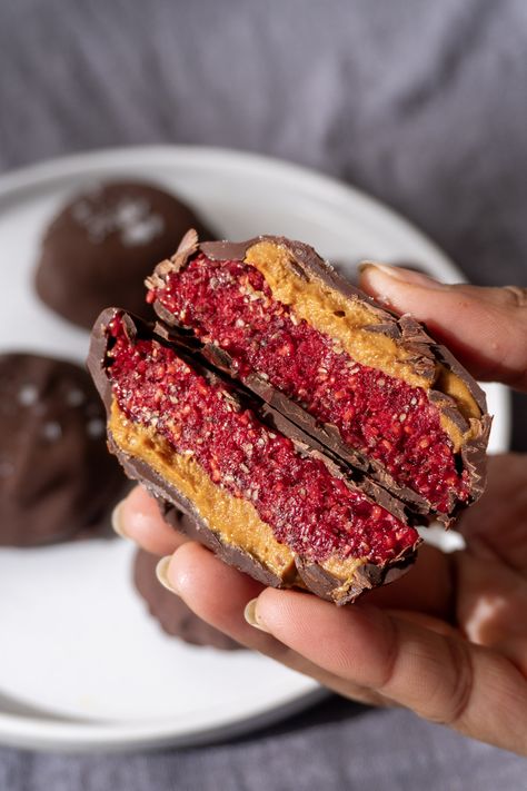 Easy Chocolate Peanut Butter Raspberry bites - BeExtraVegant Raspberry Peanut Butter Chocolate, Frozen Raspberry Chocolate Bites, Raspberry Chocolate Bites, Raspberry Bites, Peanut Butter Raspberry, Berry Bites, Peanut Butter Bites, Easy Treat, Chocolate Bites