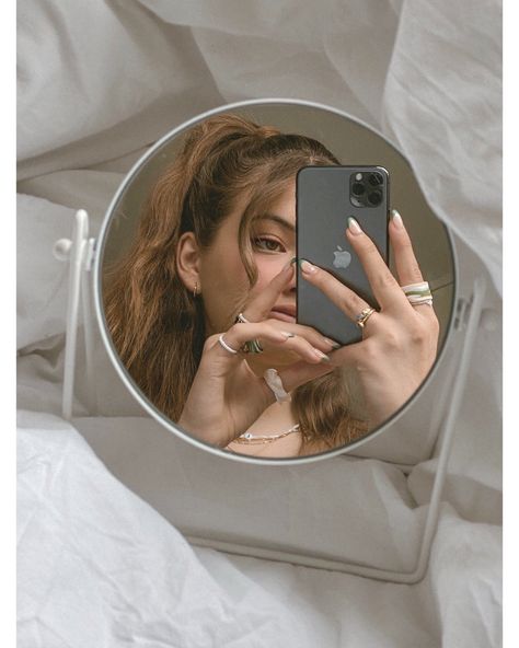 Selfie Ideas With Mirror, Small Mirror Photoshoot, Mirror Selfie Hand Poses, Circle Mirror Pics, Small Mirror Selfie Aesthetic, Fun Mirror Selfie, Hand Mirror Selfie, Small Mirror Poses, Close Up Mirror Selfie