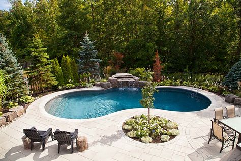 Small Garden Design Ideas Layout, Garden Design Ideas Layout, Small Garden Design Ideas, Casa Disney, Kidney Shaped Pool, Inground Pool Landscaping, Pools Backyard Inground, Pool Remodel, Pool Landscape Design