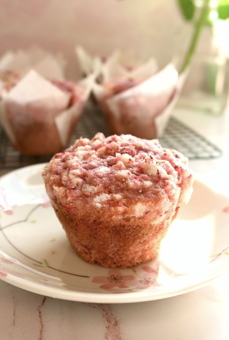 Strawberry Shortcake Crumble Muffins – Brownie Mischief Strawberry Shortcake Crumble, Shortcake Crumble, Strawberry Shortcake Muffins, Crumble Muffins, Crumble Cookies, Strawberry Muffins, Crumble Recipe, Freeze Dried Strawberries, Strawberry Puree