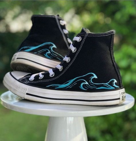 Converse Painted, Custom Painted Converse, Converse Customized, Shoes Painting, Painted Converse, Painted Shoes Diy, Custom Sneakers Diy, Chuck Taylor Shoes, Cute Converse