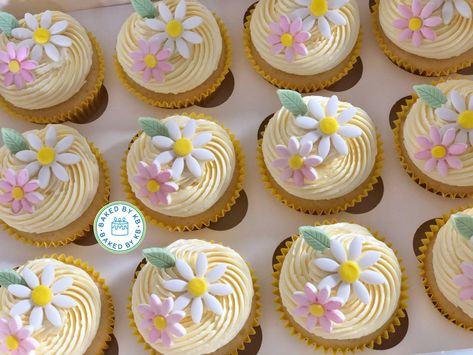 Retro Flower Cupcakes, Daisy Birthday Cupcakes, Daisy Cupcake Toppers, Daisy Flower Cupcakes, Flower Power Cupcakes, Daisy Cupcakes Ideas, Daisy Cupcake Cake, Daisy Desserts, Daisies Cupcakes