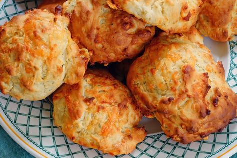 Olive Oil Drop Biscuits with Parmesan and Chive Garlic Drop Biscuits, Olive Recipes, Oil Drop, Drop Biscuits, Garlic Olive Oil, Savory Recipes, Savoury Food, Easy Recipe, Black Pepper