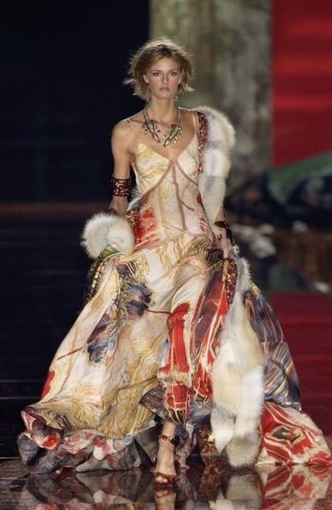 Roberto Cavalli 2003 spring Milan FW High Fashion Runway, Runway Fashion Couture, Vintage Runway, Runway Outfits, Moda Vintage, Life Tips, Beauty And Lifestyle, Mode Inspo, Mode Inspiration