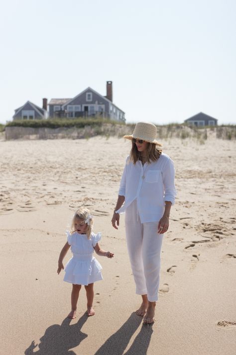 The Hamptons Style Outfits, Hampton Mom Style, Nancy Myers Outfits, Costal Mom Aesthetic, Preppy Beach Dress, Nancy Meyers Style Clothes, Nancy Myers Style Outfits, Coastal Mom Aesthetic, Nantucket Aesthetic Clothes