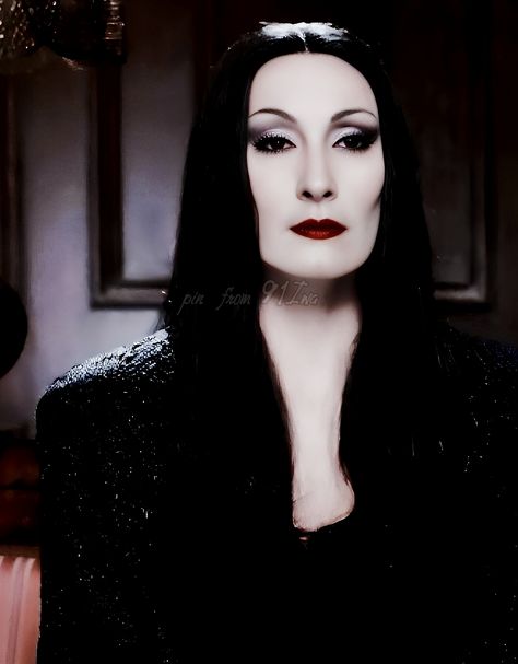 Morticia Addams 1991 Aesthetic, Morticia Addams Makeup, Addams Family 1991, Addams Familie, Gomez And Morticia, Gomez Addams, Addams Family Costumes, Tim Burton Style, Anjelica Huston