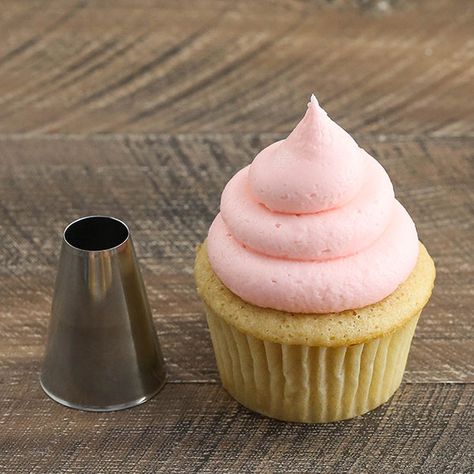 Different Piping Tips, Frost A Cupcake, How To Ice Cupcakes, Cupcake Frosting Techniques, Cupcake Frosting Tips, Frosting Designs, Cupcake Decorating Techniques, Frost Cupcakes, Cupcake Piping