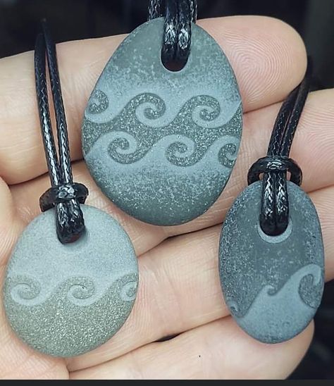 Engraving Rocks, Stone Engraving Ideas, Stone Dremel Carving, Rock Etching, Rock Engraving Ideas, Pebble Carving, Rock Engraving, Stone Engraving Design, Rock Art Ideas