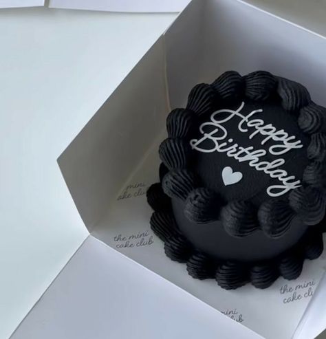 Black Cake Inspo Birthday, Black And White 21st Cake, Black Birthday Astethic, Cake Designs For Men Simple, Black Cake Men, Circle Cakes Birthday, Black Cake Birthday Men, 21 Bday Cake For Men, 20 Birthday Cake Men