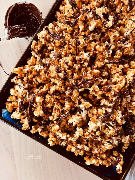 Homemade Moose Munch Popcorn is a copycat recipe of the Harry & David popular snack. Chocolate and caramel-coated popcorn with salty almonds and cashews will have everyone reaching for just one more handful! Moose Munch Popcorn Recipe Homemade, Moose Crunch Recipe, Moose Munch Recipe, Almond Bark Popcorn Recipe, Candied Popcorn Recipe, Moose Munch Popcorn Recipe, Best Way To Freeze Corn, Southern Snacks, Almond Bark Popcorn