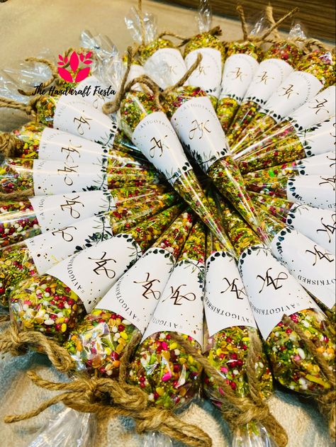 Mendhi Favors, Engagement Packing Ideas For Bride, Engagement Packing, Beach Invite, Butterfly Wedding Theme, Wedding Packaging, Wedding Gift Hampers, Indian Wedding Gifts, Hamper Ideas