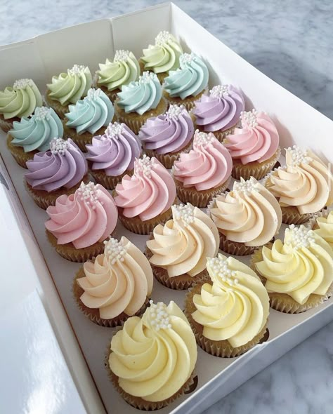 Pastel Colour Cupcakes, Pastel Coloured Cupcakes, Creative Cupcake Flavors, Cupcakes Decoration Simple, Publix Cupcakes, Enchanted Cupcakes, Aesthetic Cupcakes, Cupcakes Bonitos, Easy Cupcakes Decoration