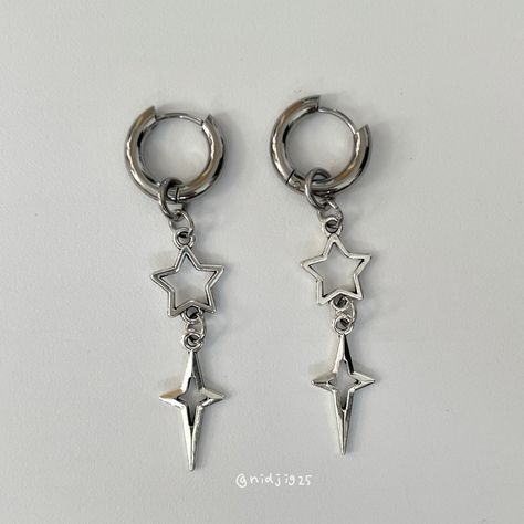 Sparkle Star Two Way Hypoallergenic Huggie Earrings. Two-way earrings that can also be enjoyed as mini hoop earrings by removing the charms☆ -Size: Approx. 6cm -Materials: 201 Stainless Steel Huggie with 316 Surgical Stainless Steel Pin, Zinc Alloy Charm -Hypoallergenic *All size have 0.1-1cm difference due to different measuring tool. *The color of product might have slightly difference due to different monitors. *Please double check your shipping address, as we cannot change it once we shipped Earrings Cool, Cool Jewelry, Cosplay Jewelry, Kawaii Earrings, Mini Hoop Earrings, Jewelry Accessories Ideas, Star Jewelry, Classy Jewelry, Black Jewelry