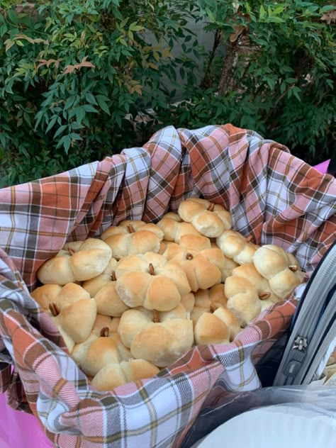 Small Party Snacks, Bread Basket Aesthetic, Autumn Potluck Ideas, Pumpkin Bread Aesthetic, Fall Hosting Ideas, Potluck Aesthetic, Thanksgiving Aesthetic Photography, Thanksgiving Cottagecore, Fall Picnic Food Ideas