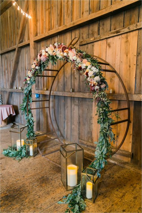 Hay Ring Wedding Alter, Hay Ring Wedding Arbor, Hay Ring Arbor, Hay Ring Arch, Hay Ring Ideas, Shed Wedding Reception Decoration, Hay Ring Wedding Arch, Shed Wedding Reception, Weeding Decorating