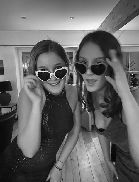 Two girls wearing sunglasses with hearts Aesthetic Friendship, Hearts Aesthetic, Friendship Party, Nye Outfits, Friend Poses Photography, Pic Pose, Friend Poses, New Year’s Eve, New Years Eve