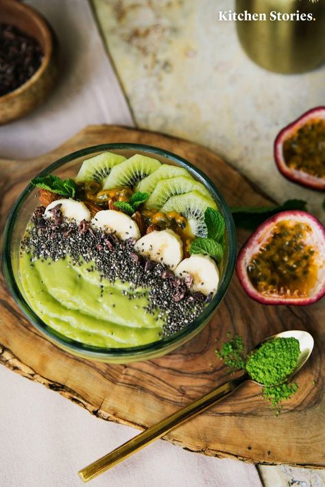 Fun Breakfast Ideas, Salad Kale, Fun Breakfast, Matcha Smoothie, Resep Salad, Chia Seed Recipes, Makanan Diet, Smoothie Bowl Recipe, Strawberry Smoothie