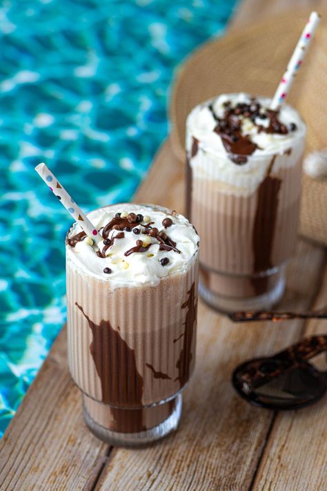 Milkshake au chocolat - Amandine Cooking Milk Shake, Milk Shakes, Milkshakes, Cappuccino, A R, Milk, Dessert, Coffee, Quick Saves