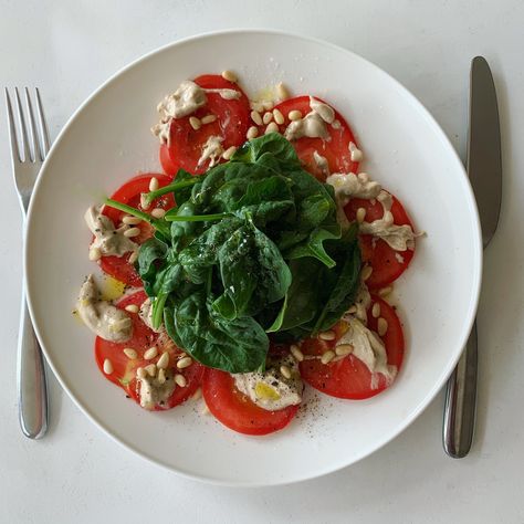 Tomato carpaccio - Optimising Nutrition Tomato Carpaccio, Colourful Salad, Colorful Salads, 2000 Calories, Spinach Leaves, Sliced Tomato, Crushed Garlic, Vegan Cooking, How To Make Salad