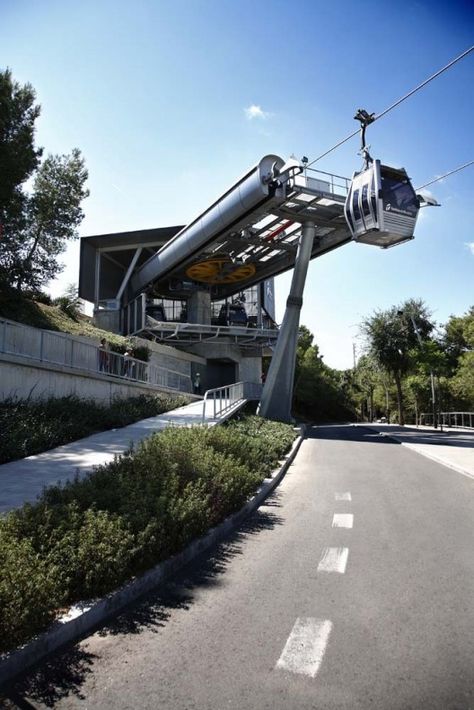 http://www.archdaily.com/389377/new-montjuic-cable-car-stations-forgas-arquitectos/ Train Station Architecture, Car Station, Shillong, King Of The World, Architecture Concept Diagram, Subway Train, Skyscraper Architecture, Cable Cars, Santiago Chile