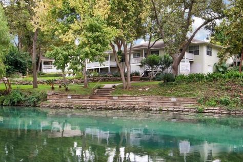 These Quaint Cottages On The Banks Of The Comal River In Texas Will Make Your Summer Splendid Comal River, Texas Vacation, Texas Summer, Treehouse Cabins, Guadalupe River, New Braunfels Texas, River Cabin, River Cottage, Quaint Cottage