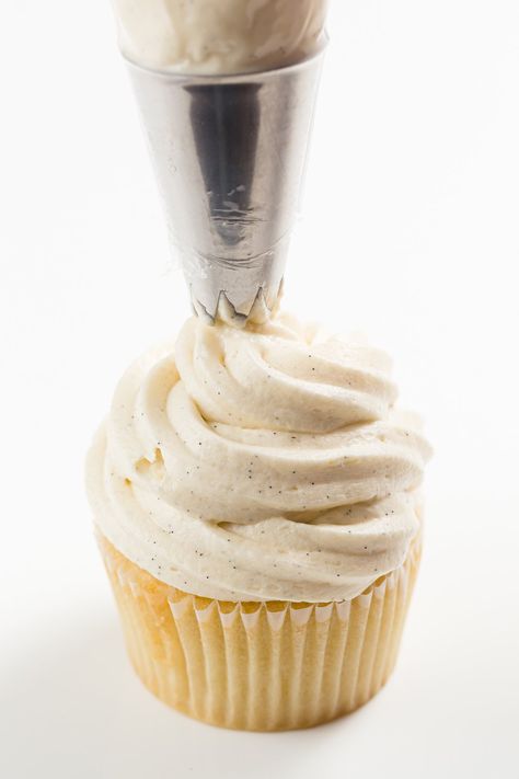 Sour Cream Icing, Sour Cream Frosting, Salted Caramel Buttercream, Cinnamon Cupcakes, Caramel Dessert Recipes, Salted Caramel Frosting, Caramel Cupcakes, Caramel Buttercream, Caramel Desserts