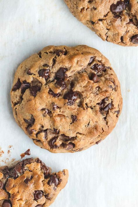 Vegan Levain Cookies (Chocolate Chip) - From The Comfort Of My Bowl Chocolate Chip Cookies Thick, Levain Cookie Recipe, Levain Cookies, Easy Vegan Cookies, Cookies Chocolate Chip, Vegan Cookies Recipes, Vegan Chocolate Chip Cookies, Cookies Chocolate, Vegan Chocolate Chip