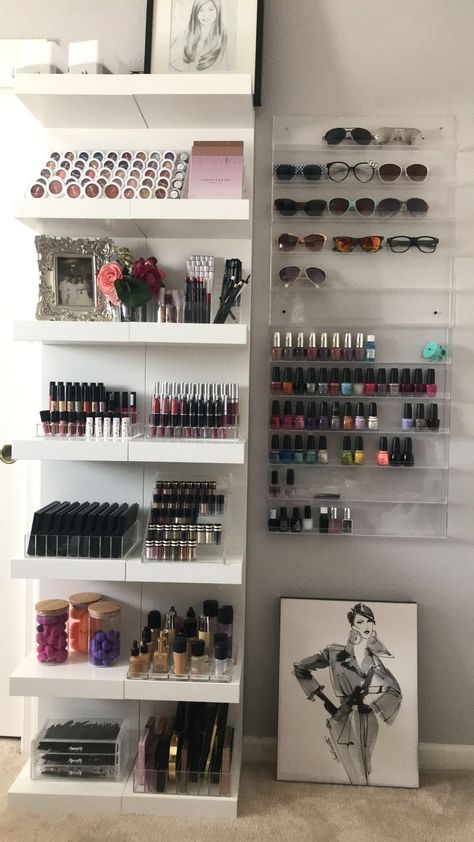 Shelf Makeup Organization, Makeup Organization Shelves, Makeup Store Interior Small Spaces, Makeup Display Aesthetic, Retail Makeup Display, Makeup Organization Shelf, Make Up Shelves Ideas, Makeup Setup Aesthetic, Makeup Wall Organization