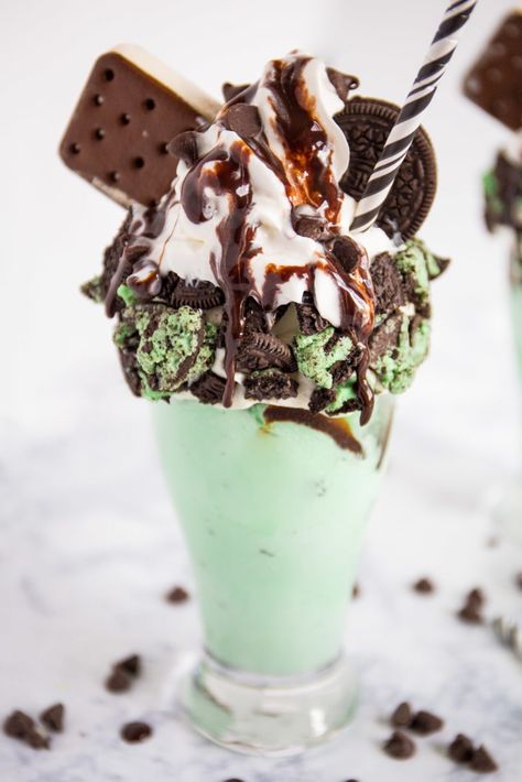 Chocolate Shake Recipe, Crazy Shakes, Mint Chip Ice Cream, Oreo Milkshake, Mint Oreo, Mint Chocolate Chip Ice Cream, Beverage Recipes, Chocolate Chip Ice Cream, Chocolate Shake