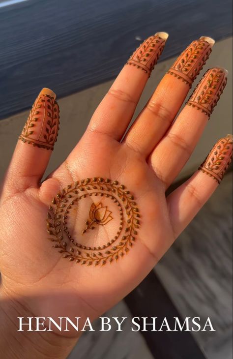 Simple Minimal Mehndi Designs, Palm Mehndi Design Minimal, Wrist Mehndi Designs Simple, Minimal Palm Henna Design, Minimal Palm Mehndi Design, Palm Mehendi Minimal, Minimal Mehndi Designs Palm Simple, Minimal Mehendi Designs Aesthetic Palm, Minimal Henna Designs Palm