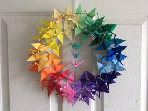 Rainbow origami crane wreath Birthday Origami, Flower Diy Paper, Diy Paper Lanterns, Origami Wreath, Origami Decor, Origami Wall Art, Origami Ornaments, Origami Wedding, Origami Decoration