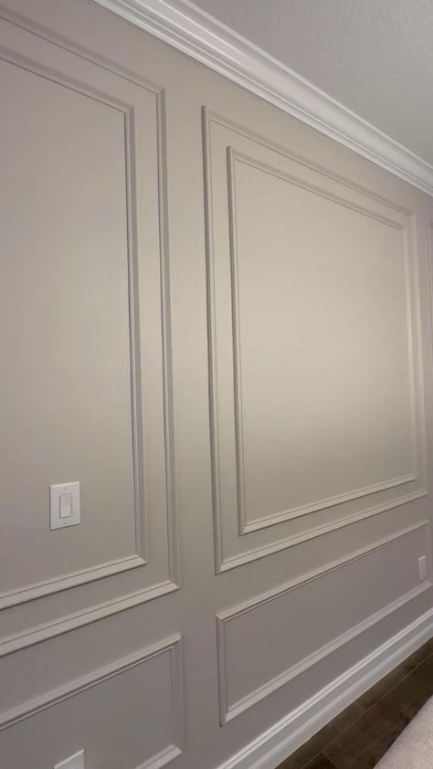 Classic Living Room Design, Wall Molding Design, Grey Wall Decor, Latest Living Room Designs, Home Hall Design, House Ceiling Design, Hall Interior Design, Dinning Room Design, Accent Walls In Living Room