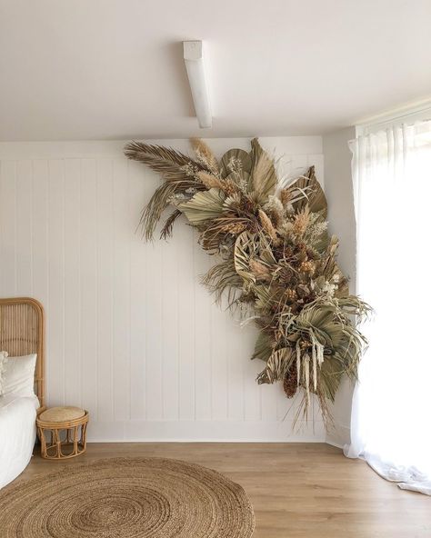 Pampa Wall Decor, Pampas Wall Installation, Dried Flowers Ideas Decor, Salon Art Wall, Boho Photo Wall, Pampas Wall Decor, Flower Wall Decor Diy, Palm Leaf Decor, Photo Studio Design