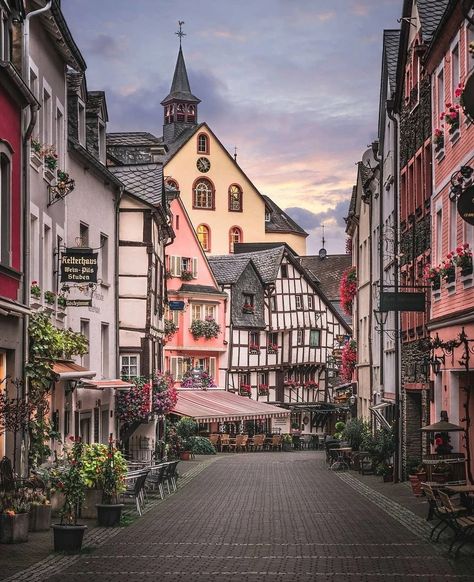 Kitzingen Germany, Fantasy Story Ideas, German Village, Europe Aesthetic, Travel City, Landscape Concept, Old Street, My Partner, City Landscape