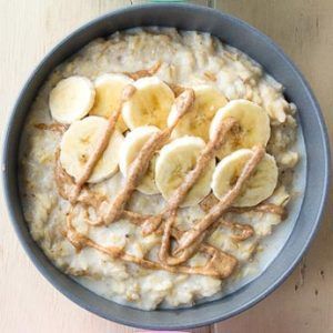 10 Healthy Porridge Toppings to help you and your family get a great start to the day! Many of these toppings are made with pantry staples, so you can easily make these toppings any day of the week. Get the ideas on www.theworktop.com. || #porridge #healthybreakfast #theworktop Basic Oatmeal Recipe, Low Calorie Oatmeal, Healthy Porridge, Porridge Toppings, Banana Porridge, Microwave Oatmeal, Oat Recipes, Porridge Recipes, Food Sweet