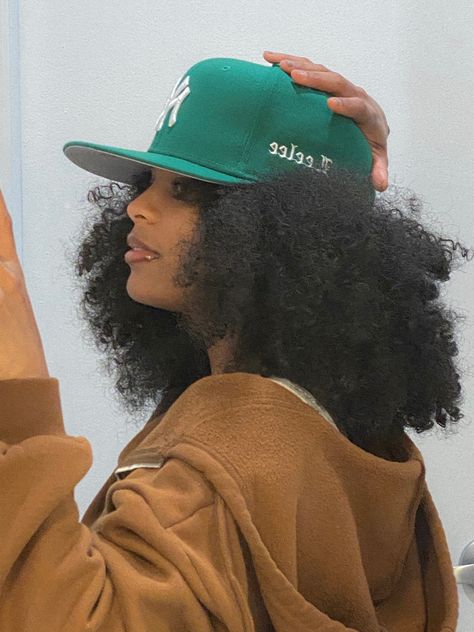 Womens Fitted Hat Outfit, Afro Hair With Hat, Face Cap Outfit For Women, Snapback Hat Outfit For Women, Curly Hair And Hats, Snapback Hat Outfit, Snapback Hats Outfit, Fitted Cap Outfit Black Women, Hat Natural Hair