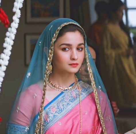 Dilbaro Alia Bhatt Saree, Gully Boy, Aliya Bhatt, Alia Bhatt Photoshoot, Simple Bride, Movies Outfit, Indian Bollywood, Alia Bhatt, Bollywood Celebrities