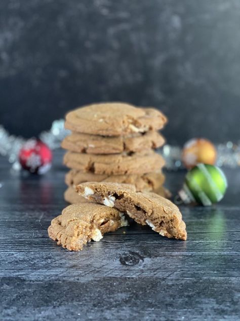 Levain White Chocolate Ginger Molasses Cookies Levain Cookie Recipes, Levain Cookie Recipe, Levain Cookies, Ginger Molasses, Levain Bakery, Ginger Molasses Cookies, Big Cookie, Molasses Cookies, Food Scale