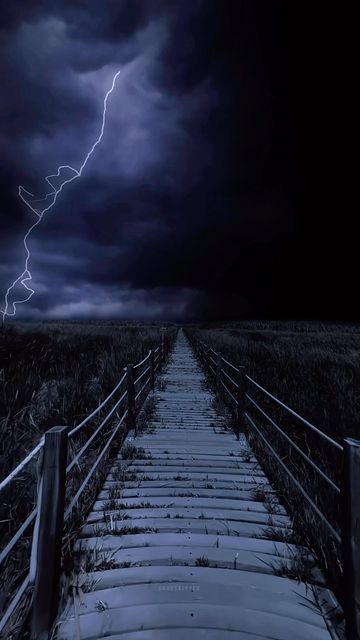 Thunderstorm Video, Lightning Sky, Rain Aesthetic, Dark Landscape, Rain And Thunder, Dark Nature Aesthetic, Brown Hairstyles, Night Scenery, Beautiful Views Video