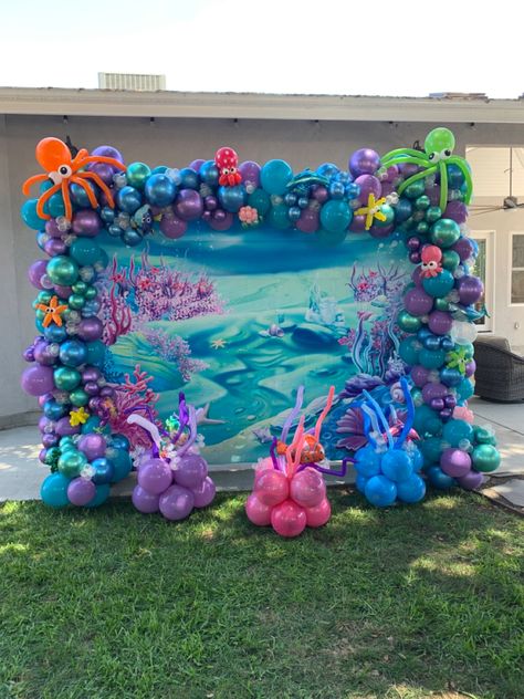 @cristinas_balloon_decor Sea Themed Balloon Garland, Under The Sea Balloon Decorations, Under The Sea Balloon Garland, Under The Sea Balloons, Under The Sea Balloon Arch, Under The Sea Party Decorations, Sea Birthday Party Decorations, Whale Birthday Parties, Mermaid Birthday Party Food