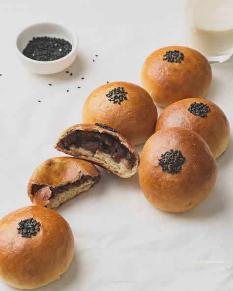 Red Bean Bun Recipe, Red Bean Bread, Bean Bread, Milk Bread Recipe, Japanese Bread, Korean Dessert, Adzuki Beans, Vegan Bakery, Vegan Bread