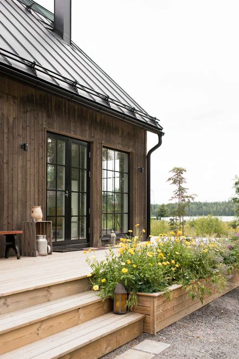 Small Scandinavian House Interiors, Shiplap House Exterior, Scandinavian Farmhouse Exterior, Scandinavian House Exterior, Scandinavian Exterior Design, Michigan Cottage, Scandinavian House, Cottage Tiny House, Timber Homes