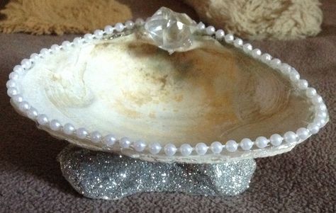 Seashell soap dish Shell Jewelry Holder, Shells Ideas, Seashell Soap, Coral Mirror, Charleston Trip, Seashell Art Diy, Shell Painting, Pearl Art, Oyster Shell Crafts